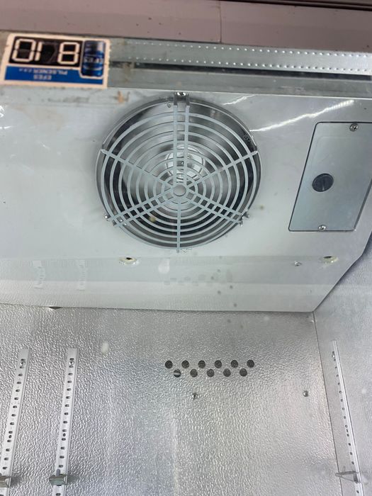 Стоячий ветреный холодильник