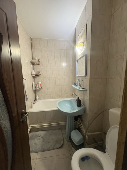 Vând apartament 4 camere + garaj la demisol