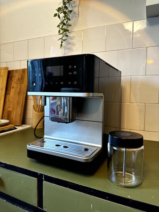 Espressor Miele, CM 6360, MilkPerfection, Cu WiFiConnect, recip. lapte de calitate și multe specialități de cafea.