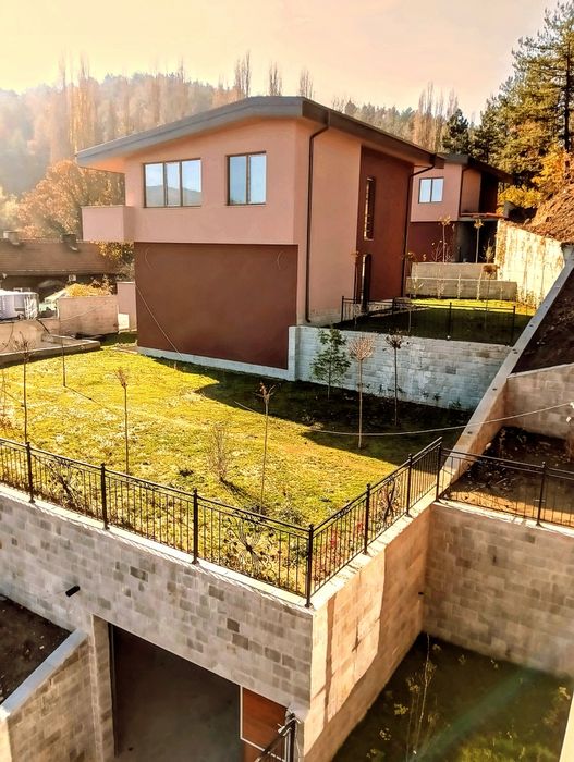 Продава се Къща в София, м-т Детски град - 704 кв.м за 583 €/кв.м - Снимка #2