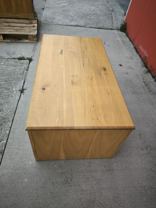 Шкаф от масивен дъб