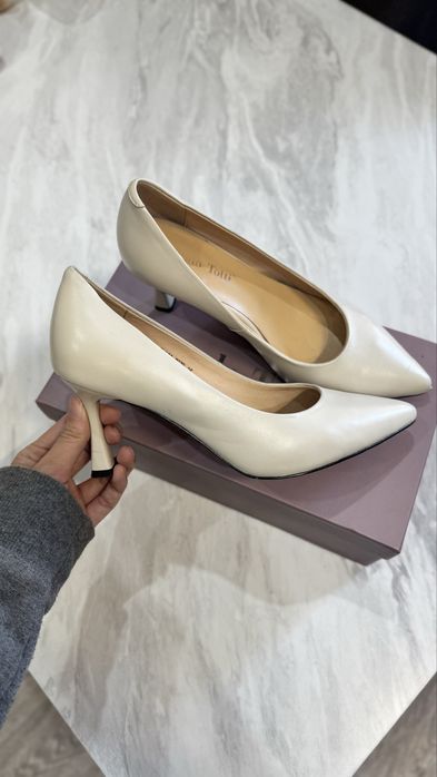 Туфли светлые на удобном каблуке