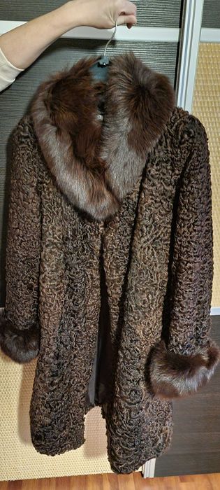 Haină de blană din astrahan cu guler și manșete de vulpe