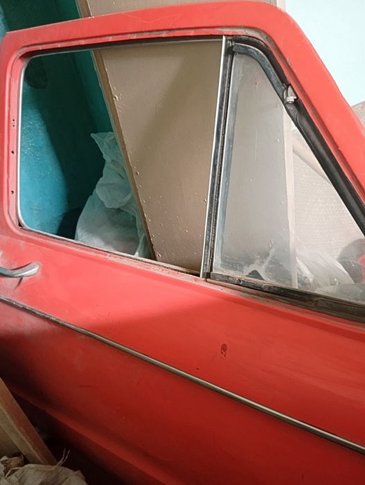 Продам дверь от ЗАЗ белая и красная.капот от ЗАЗ передний и задний