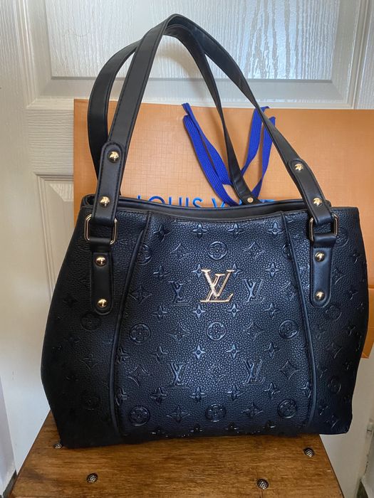 Eșarfă din mătase 100%.LV ; Geantă mare LV