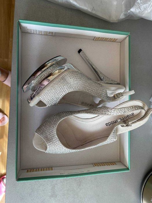 Продам босоножки на каблуке на выпускной или свадьбу