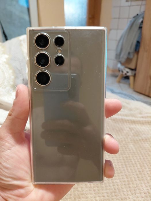 Samsung s23 ultra телефона е добро застояние телефона има зарядно и 4 гръбчета 512 гб е и 12 рам