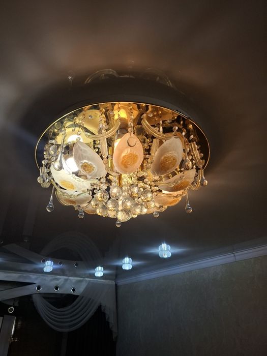 Продам люстру  на пульту