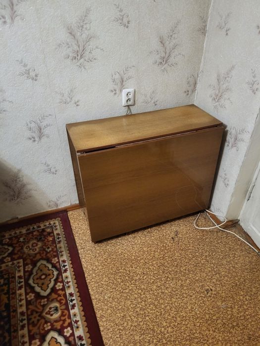 Б/у диван, стенка, тумбочка, трюмо, палас