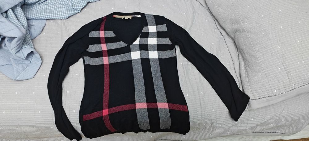 Черный V свитер Burberry Brit, размер XXL.