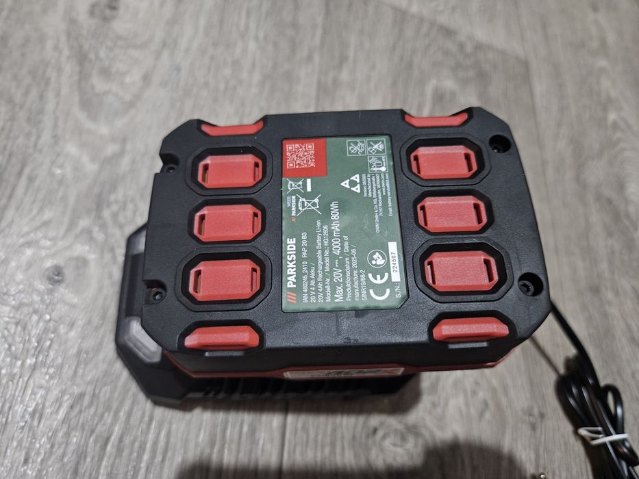 Акумулаторна смарт батерия Parkside 4ah и зарядно.