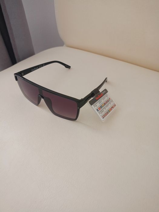 Vând ochelari de soare model deosebit produs de calitate superioara.