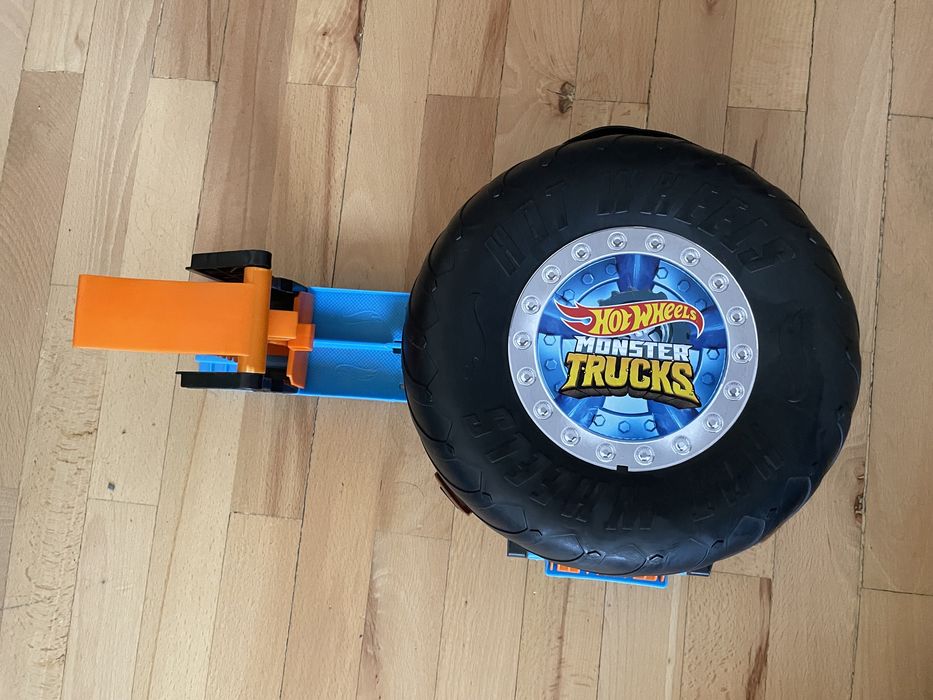 Set de joaca Hot Wheels Monster Trucks - Stunt Tire