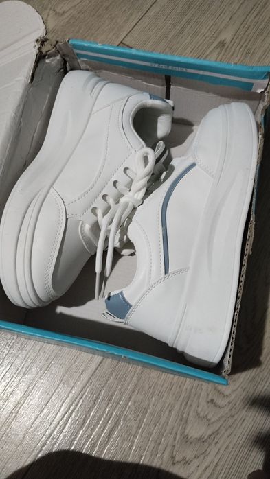 Продам кросовки новые