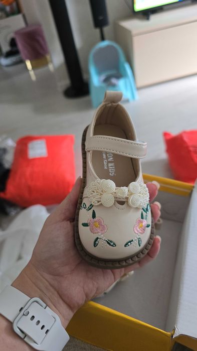 Продам новые туфли для девочки