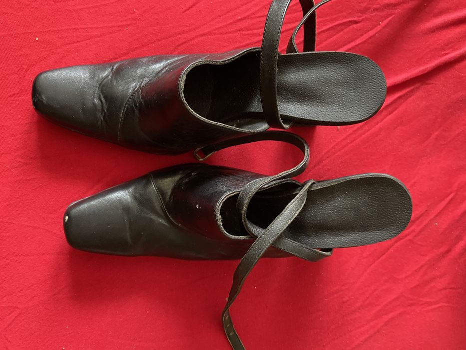 Pantofi din piele cu toc, decupati la spate se inchid pe glezna.