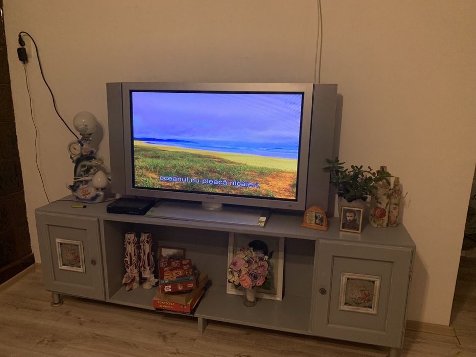 TV BlueSky cu boxe laterale si diagonala 150 cm