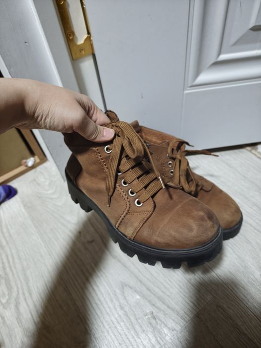 Продам женские ботинки