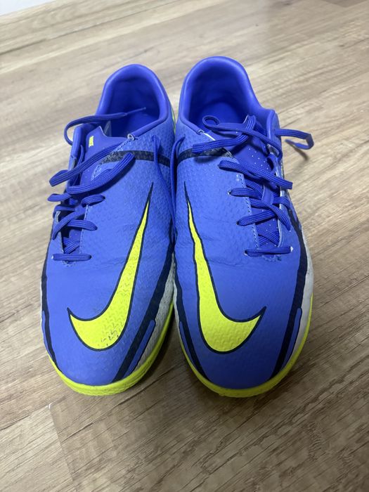 Обувки за футбол в зала “Nike”.