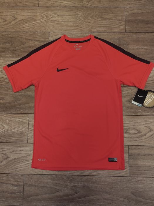 Чисто нова тениска на Nike