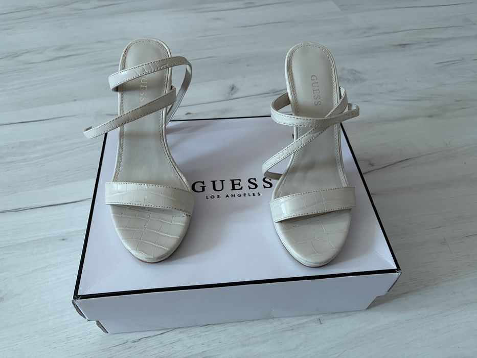 Продам оригинальные туфли Guess