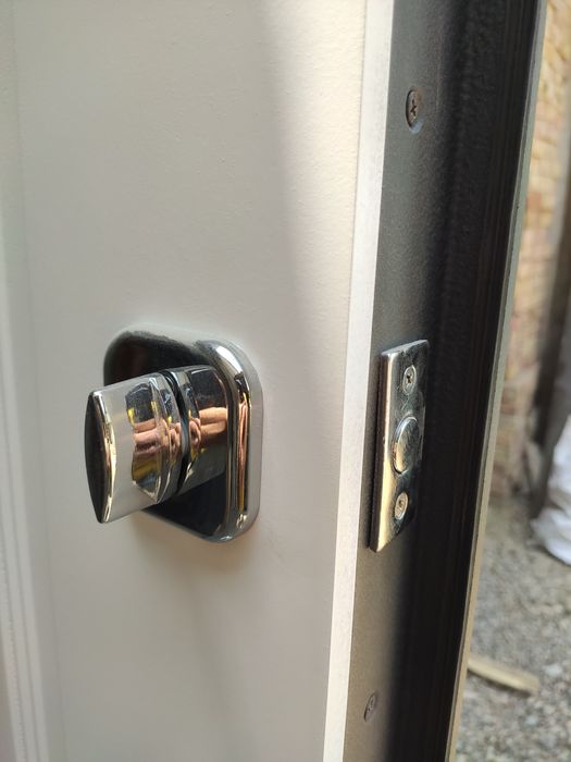 Новая железная дверь