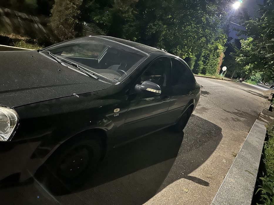 Lacetti 1.8 sotiladi