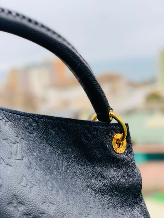 Louis Vuitton Artsy
Monogram Empreinte MM Bleu Infini