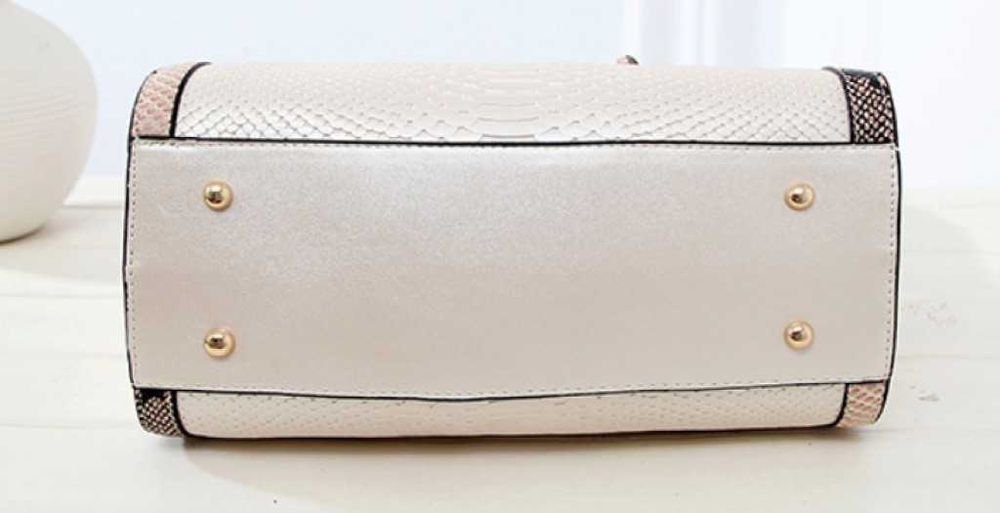 Дамска чанта с декорация от бяла змийска кожа