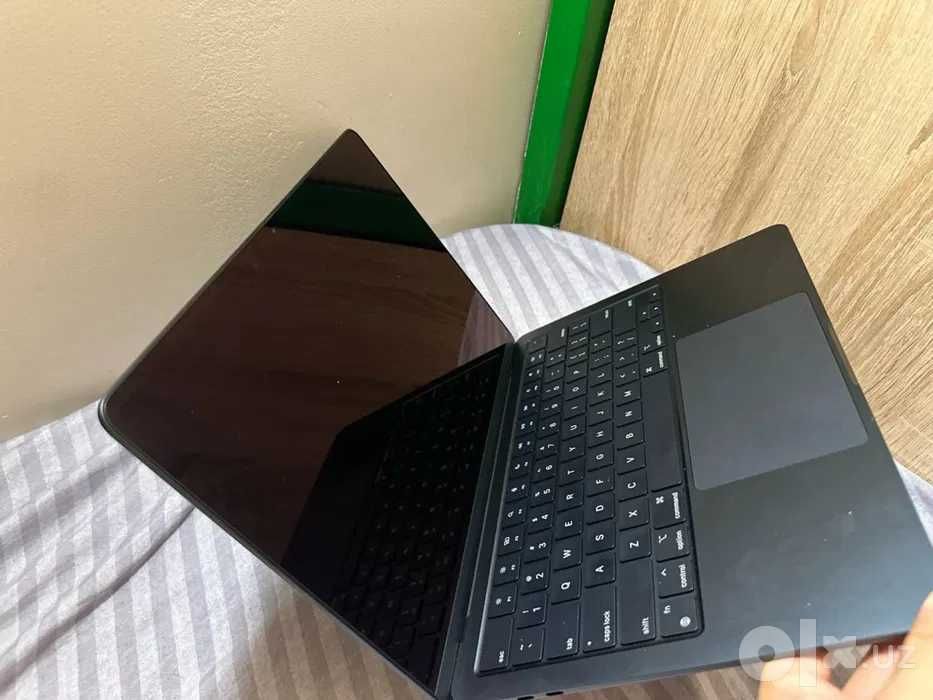 Macbook M3 air 8/256
