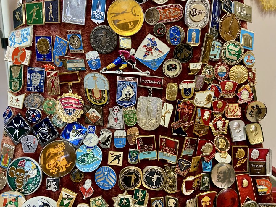 Продавам колекция от медали, значки и паметни знаци