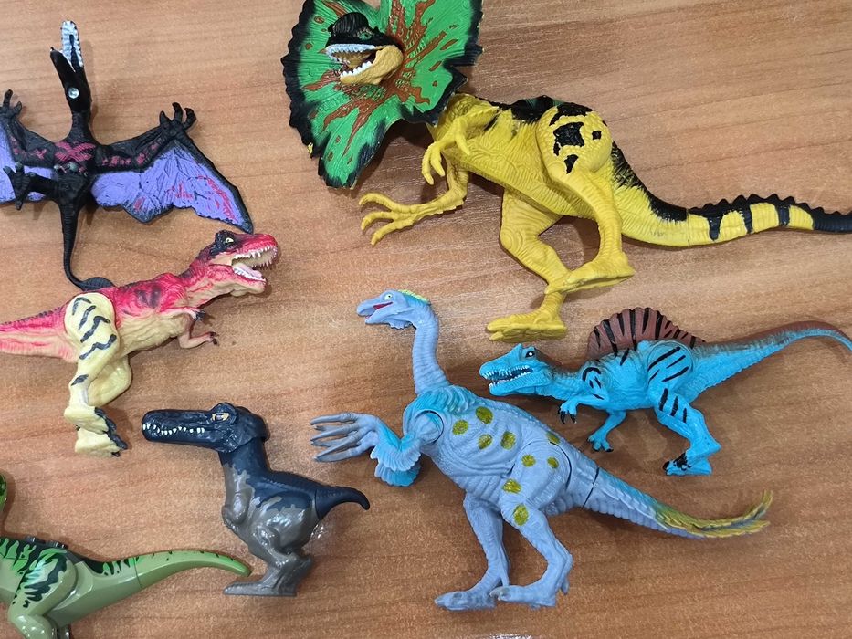Лот играчки динозаври