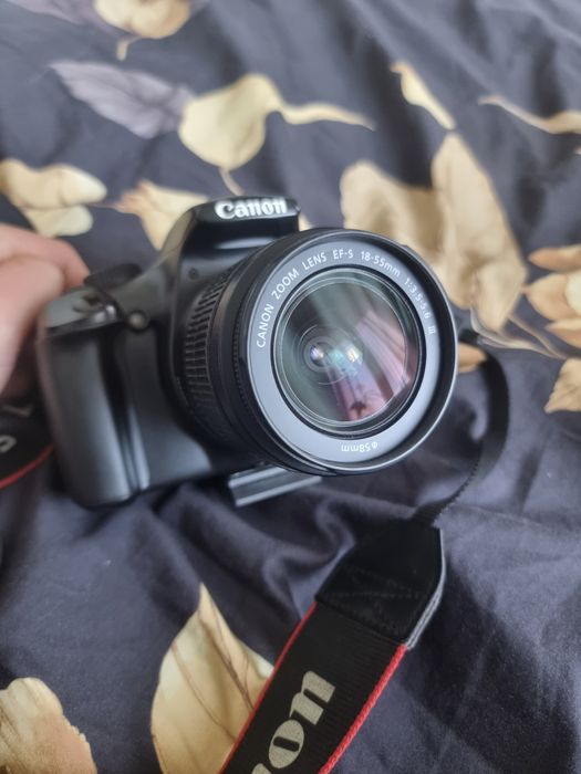 продам камеру canon eos 1100D