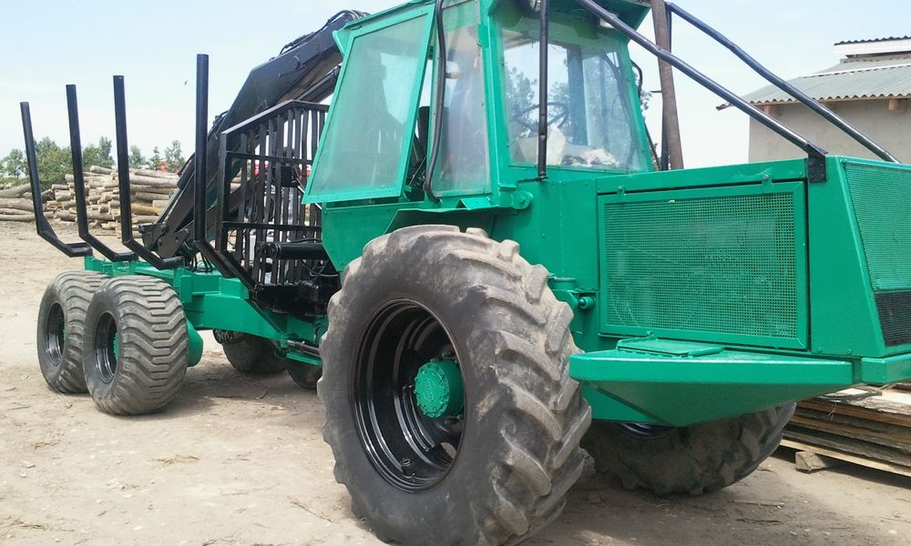Tractor forestier articulat 6x4 cu macara și troliu – funcțional