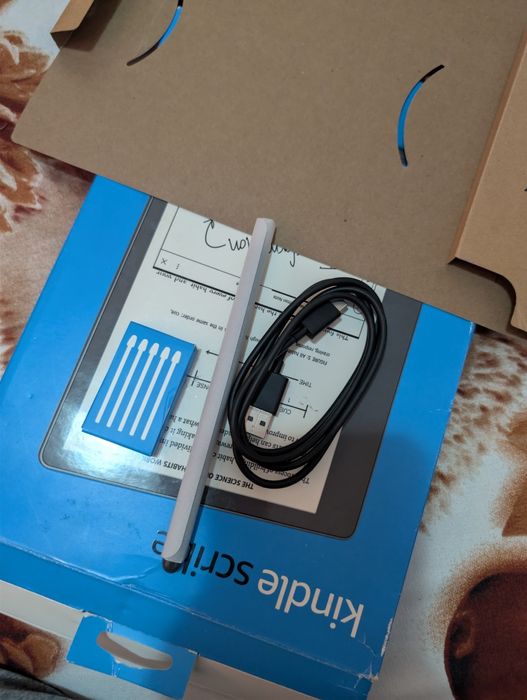 Vând tabletă kindle scribe pentru piese