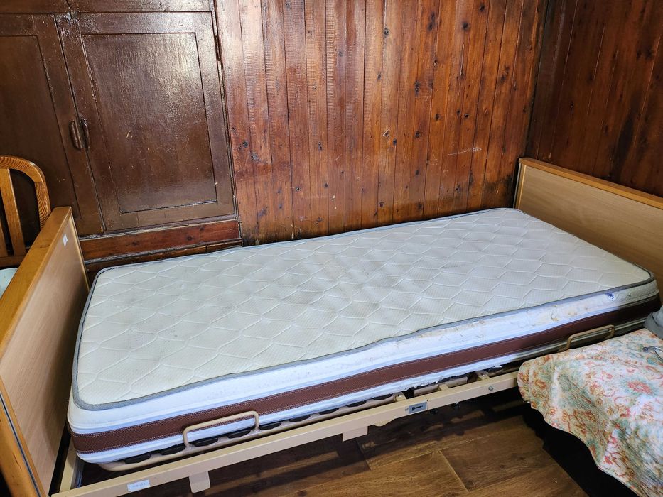 Инвалидно легло с механизми които напълно работят