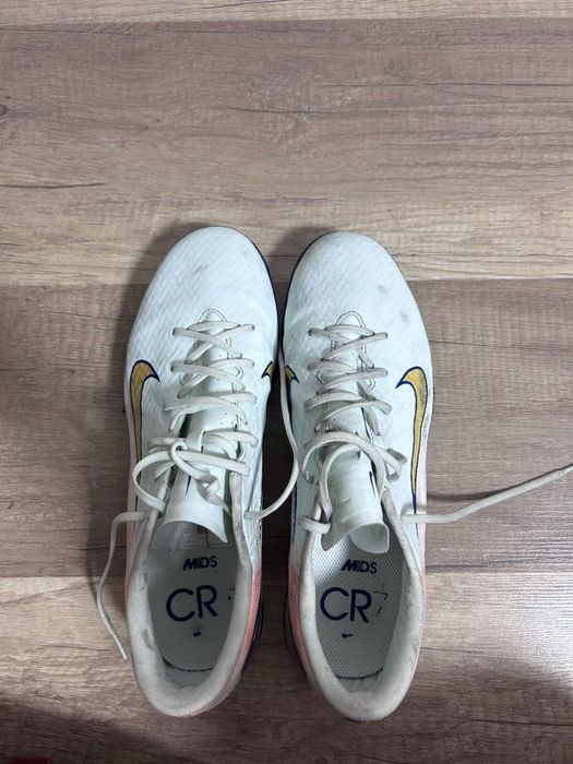 Обувки за футбол на изкуствена трева “Nike Zoom Vapor 16”.