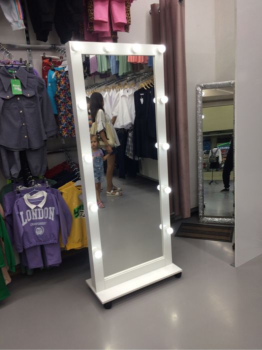 Зеркала с подсветкой . Визажный столик