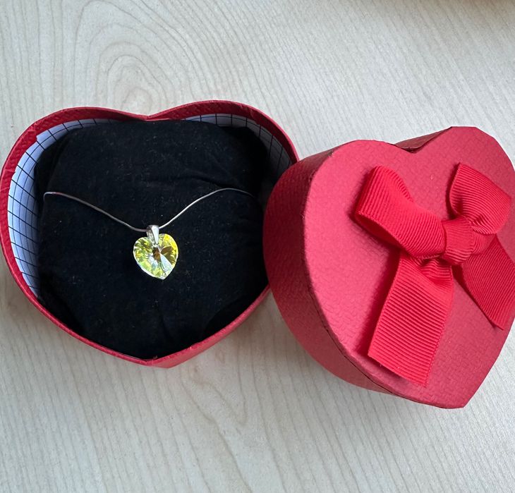 Колие от сребърно синджирче със камък Сваровски