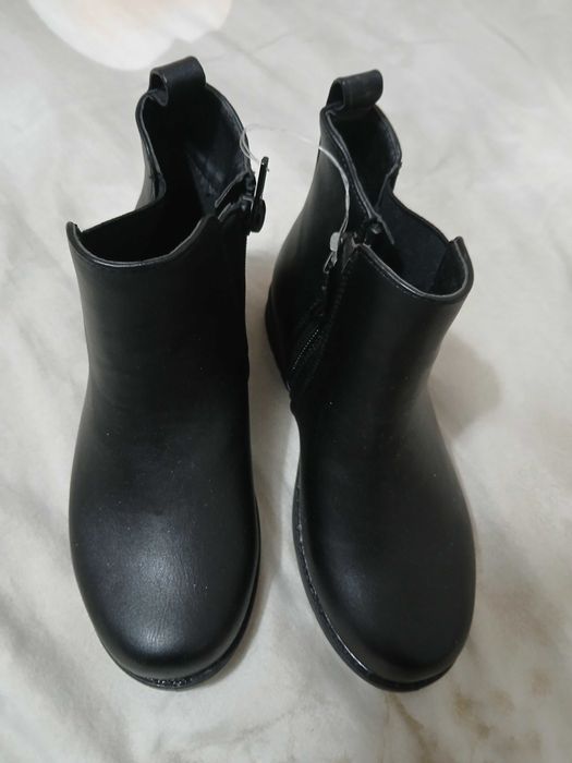 Vand ghete fete, marimea 30, 3 modele, pret 40 lei/pereche