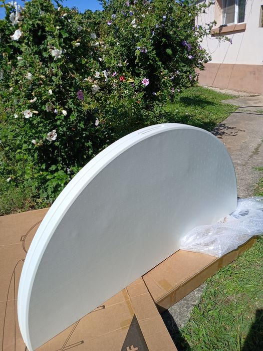 Vindem diferite modele de scaune chiavari și mese noi!