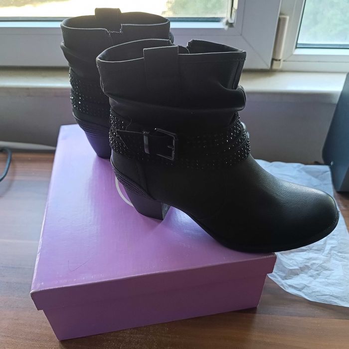 Чисто нови дамски боти и маратонки