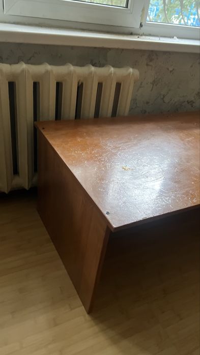 Стол не большой.