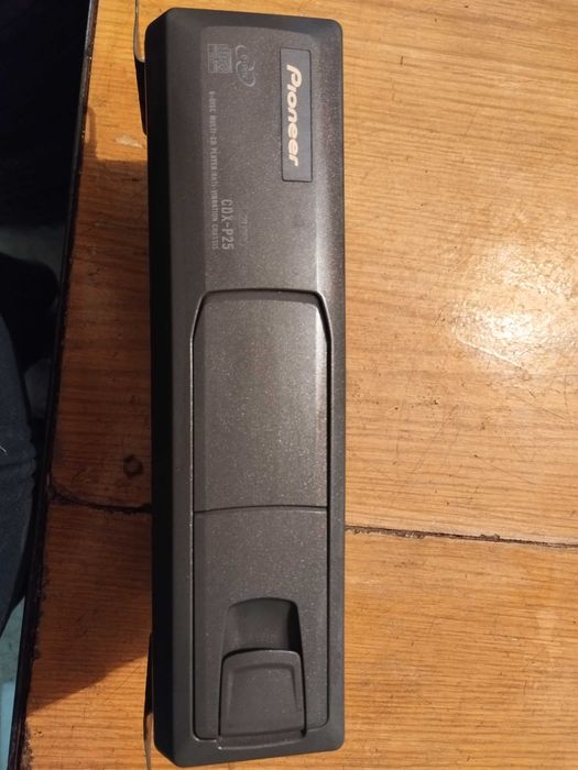 Pioneerr CDX-P25 CD ченджър в добро състояние