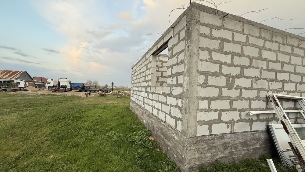 Усаток с недостроенным домом
