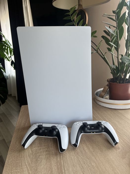 PS5 + doua controllere in stare excelenta