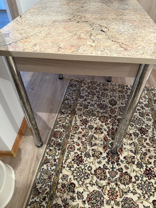 Кухонный стол в хорошем состоянии