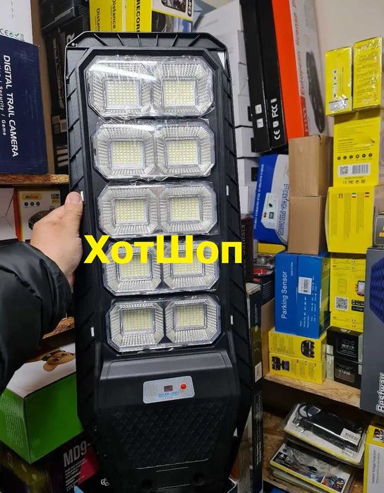 Улична соларна лампа LYLU със соларен панел и дистанционно, 1800W, IP67, 6500K, 10 секции