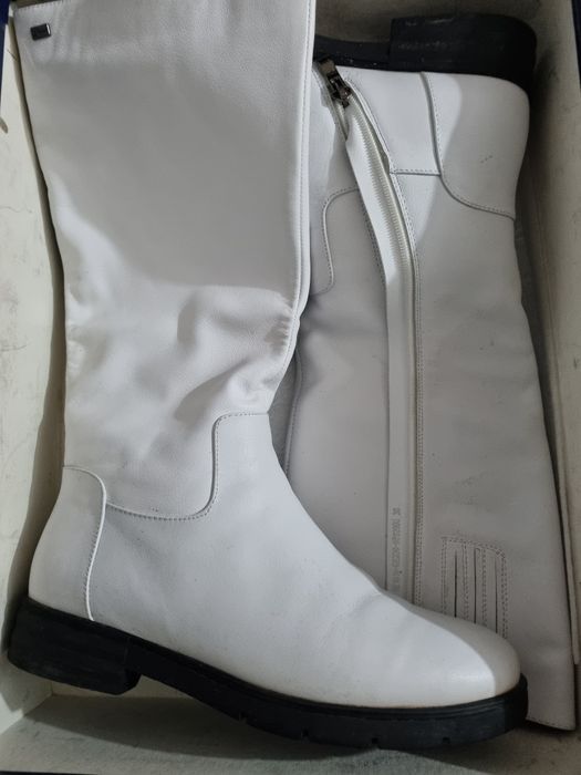 Белые зимние сапоги
