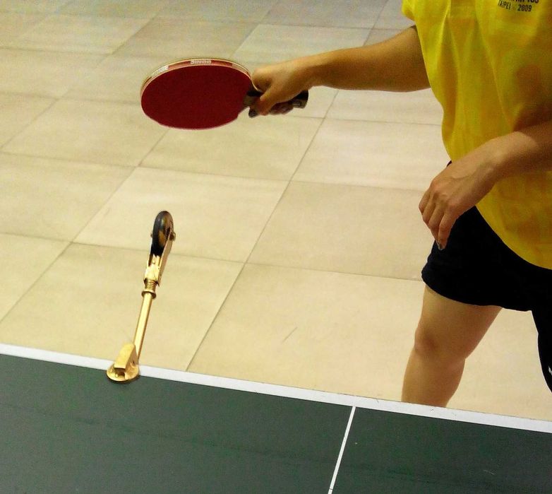 Тренажер для настольного тенниса...